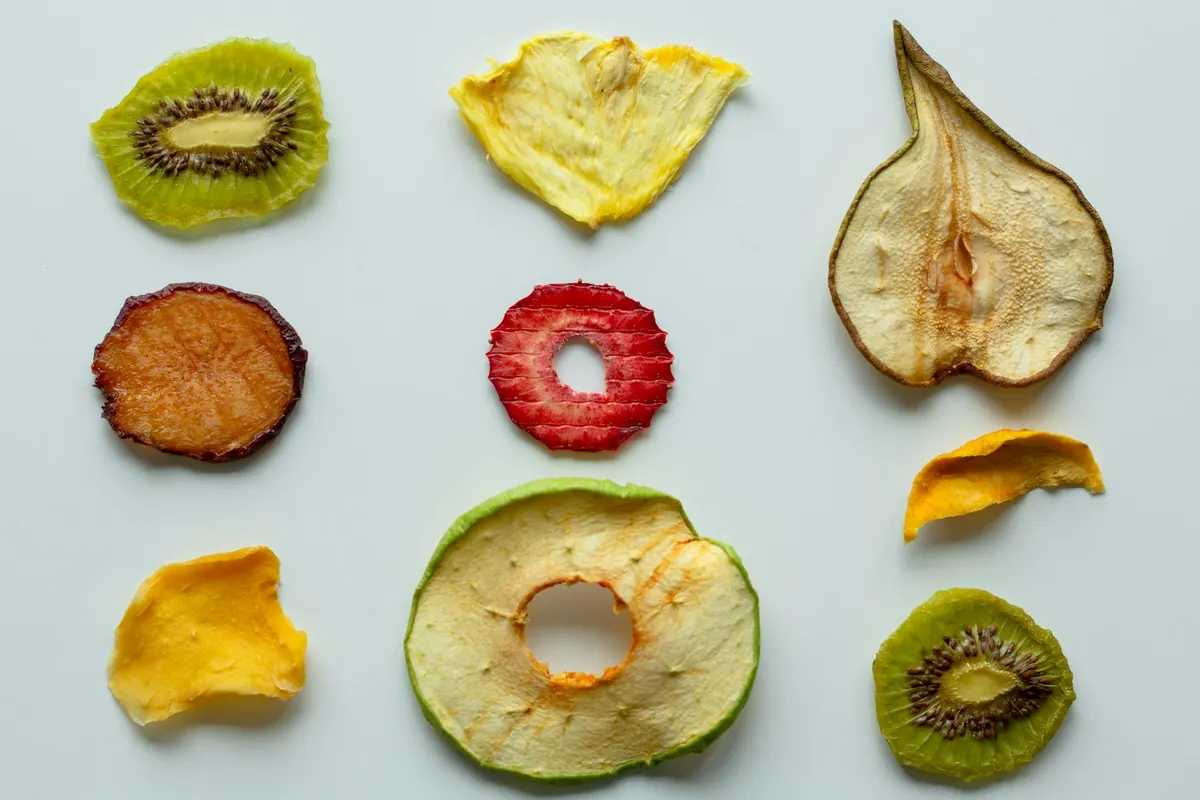 Gedroogde plakjes appel, aardbei, kiwi en mango
